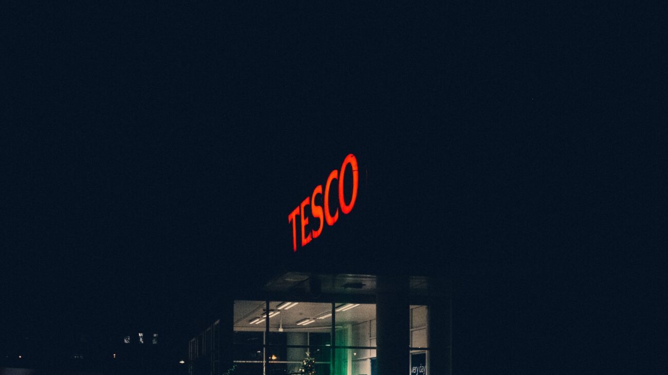 Tesco pozwane przez pracownikow fabryki produkującej jeansy F&F w Tajlandii fot Unsplash