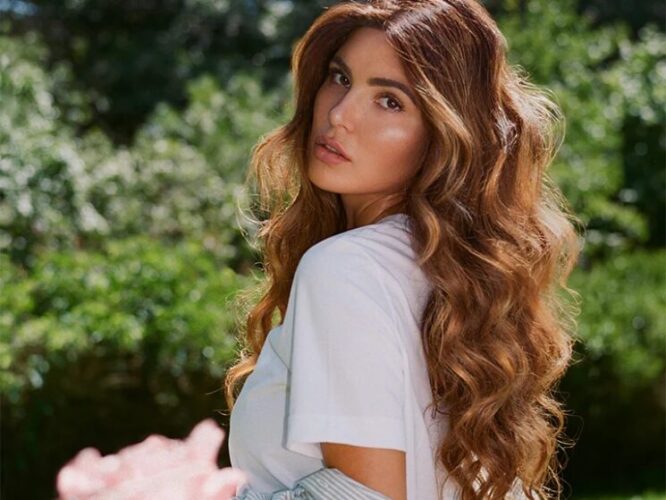 Negin Mirsalehi w kampanii Gisou. Najważniejsze modowe influencerki 2023.