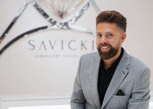 W rozmowie z Fashion Biznesem prezes jej zarządu, Tomasz Osman, opowiedział między innymi o bieżących wyzwaniach, trudnych decyzjach oraz emocjach towarzyszących tworzeniu biżuterii.