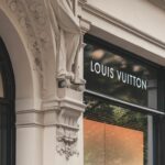 Szyld sklepowy przed salonem Louis Vuitton