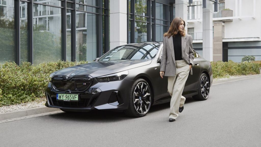 Małgorzata Szumowska, nagradzana reżyserka i scenarzystka, debiutuje w nowej roli, dołączając do grona przyjaciół marki BMW. Ambasadorka łącząc siłę i wrażliwość inspiruje nie tylko na ekranie. W ramach współpracy stawia na elektromobilność i wybiera pierwsze w historii BMW i5.