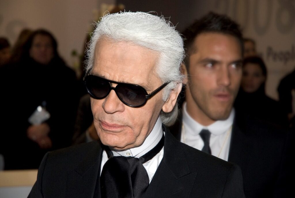 Karl Lagerfeld, projektant domu mody Chanel, pozostawił po sobie o wiele więcej niż ponadczasowe wizje i ikoniczne projekty francuskich domu mody. Jego autorska marka do dziś utrzymuje silną pozycję na rynku, przyciągając do siebie miłośników luksusu w awangardowym wydaniu. 