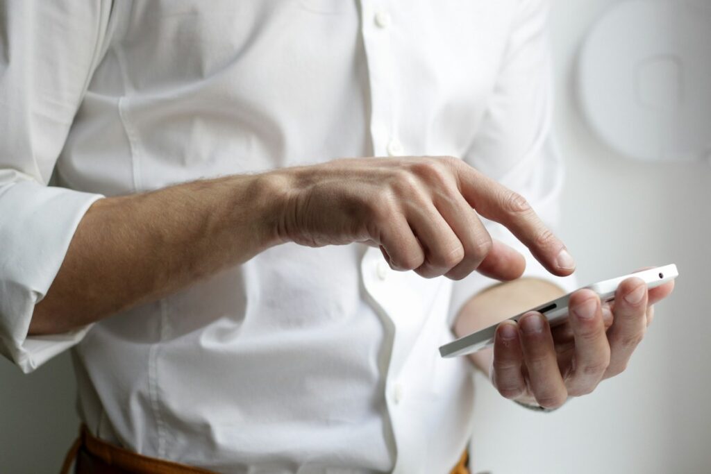 Telefon w kosztach firmy jednoosobowej. Jak to zrobić oraz kiedy i co dokładnie możesz odliczyć? Czy możesz mieć telefon na firmę bez abonamentu?