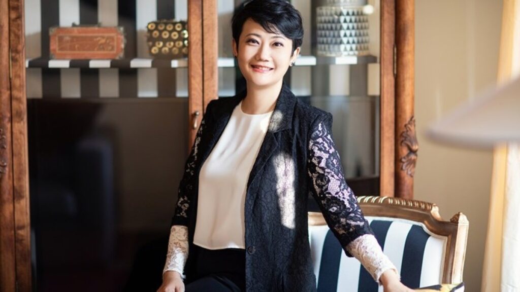 Maggie Chan, dyrektor generalna Sephora w Chinach, ogłosiła swoje odejście po pięciu latach pełnienia kluczowej funkcji w jednym z największych sklepów detalicznych należących do LVMH. Koncern nie wskazał jeszcze kandydata na jej następcę.