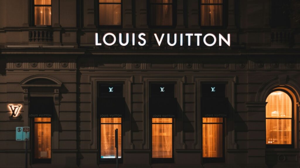 Louis Vuitton Moët Hennessy, francuski koncern z siedzibą w Paryżu, odnotował w IV kwartale 10-proc. organiczny wzrost przychodów. Według analityków Business of Fashion, średnia szacunków analityków wynosiła 8 proc. W całym 2023 roku sprzedaż właściciela takich marek, jak Louis Vuitton, Dior, Celine i LOEWE znalazła się na poziomie 86,2 mld EUR (+ 13 proc. rok do roku).