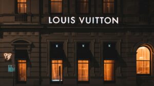 Louis Vuitton Moët Hennessy, francuski koncern z siedzibą w Paryżu, odnotował w IV kwartale 10-proc. organiczny wzrost przychodów. Według analityków Business of Fashion, średnia szacunków analityków wynosiła 8 proc. W całym 2023 roku sprzedaż właściciela takich marek, jak Louis Vuitton, Dior, Celine i LOEWE znalazła się na poziomie 86,2 mld EUR (+ 13 proc. rok do roku).