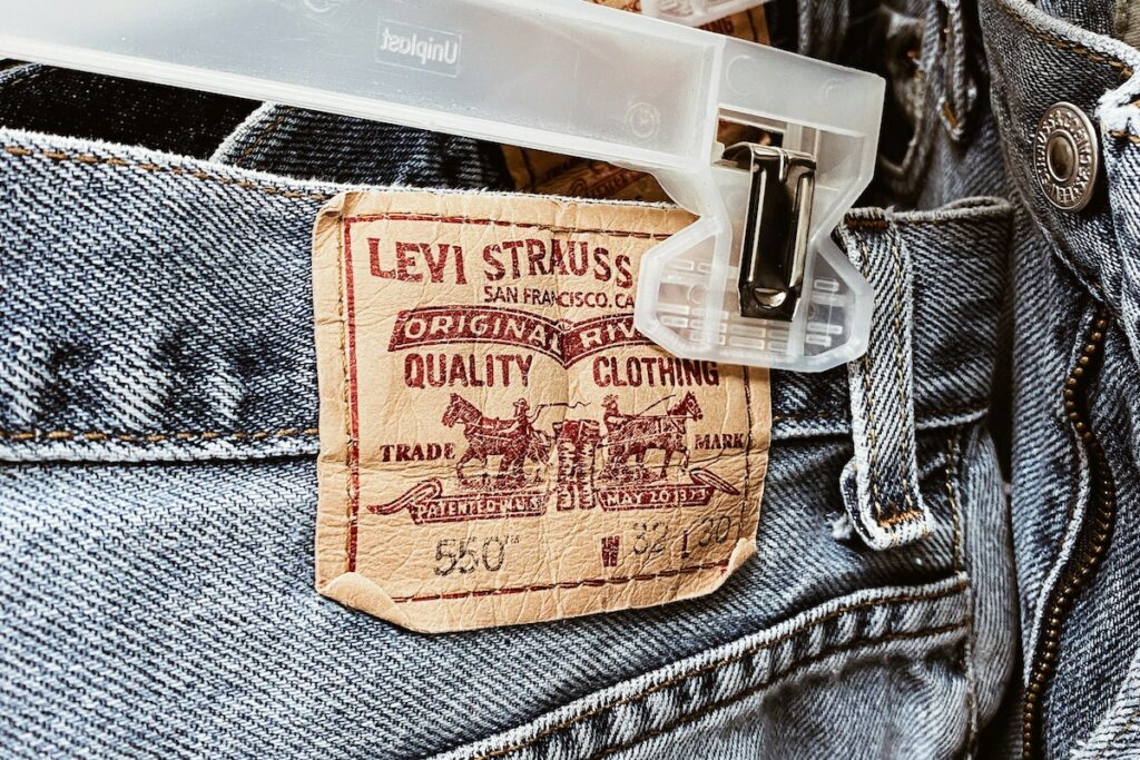 levi's pozywa Brunello Cucinelli