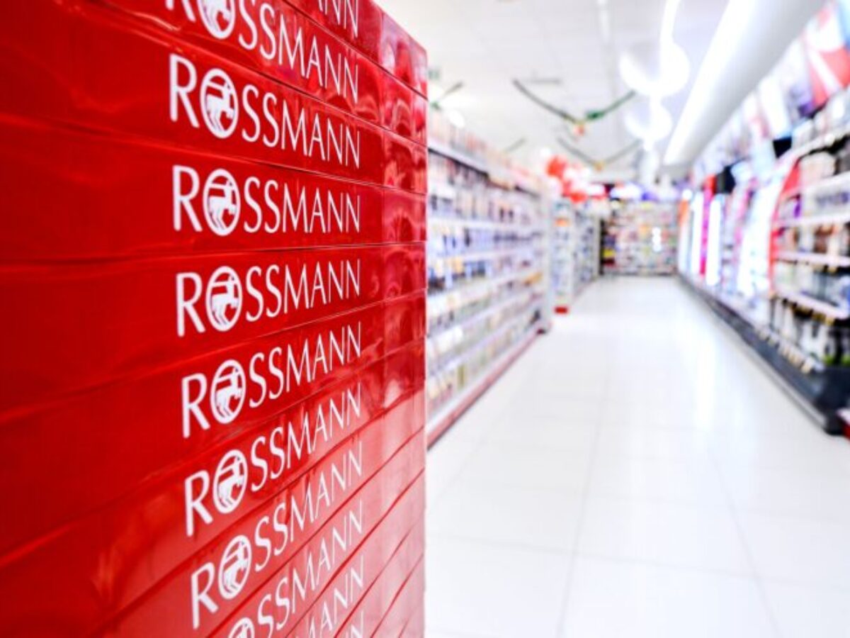 Сотрудники склада косметики Rossmann. Rossmann пленки. Rossmann logo.