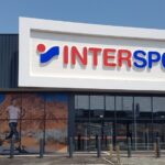 W ostatnich tygodniach Intersport Polska opublikował roczny raport finansowy. Zaprezentowane w nim wyniki nie napawają optymizmem. Podmiot odnotował stratę przewyższającą sumę kapitału zapasowego i rezerwowy oraz 1/3 kapitału zakładowego. Czy może to oznaczać koniec jego istnienia? Decyzja zostanie podjęta we wrześniu, podczas Nadzwyczajnego Walnego Zgromadzenia. Pewne jest natomiast, że w ostatnim czasie spółka zamknęła kilka sklepów stacjonarnych.