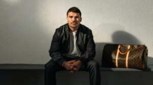 Louis Vuitton porozumiał się z francuską gwiazdą, Antoine'em Dupontem. Jednym najwybitniejszych graczy rugby swojego pokolenia. Sportowiec weźmie udział w turnieju rugby sevens, będącego częścią Igrzysk Olimpijskich.