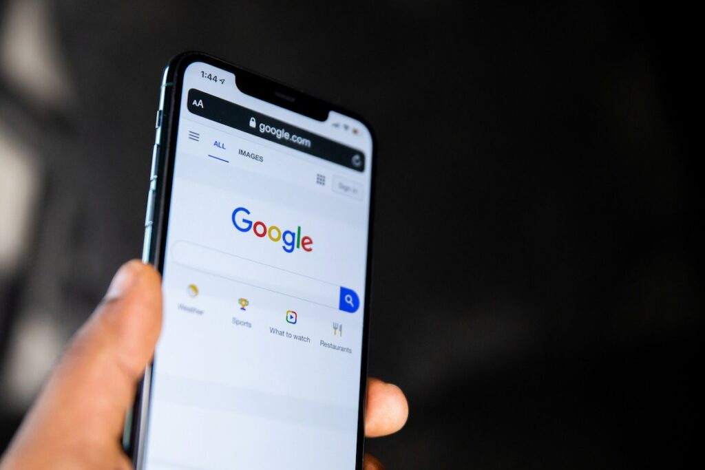 Google walczy z cyberprzestępcami. W 2023 firma usunęła ponad 5 milionów fałszywych reklam.