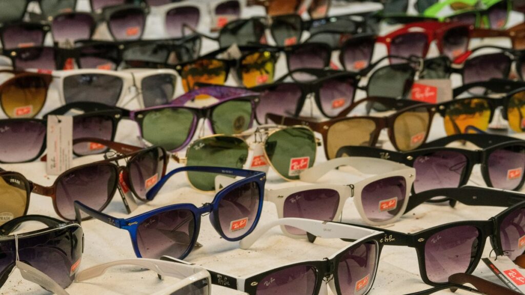 Wystawa z różnymi modelami okularów Ray-Ban.