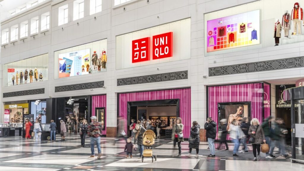 W centralnej części zdjęcia znajduje się zlokalizowane w galerii handlowej wejście do skepu stacjonarnego Uniqlo