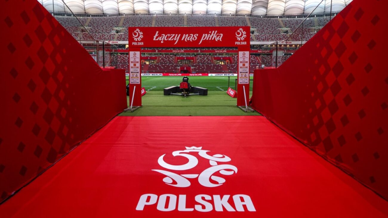 Loga Polskiego Związki Piłki Nożnej oraz sponsorów federacji