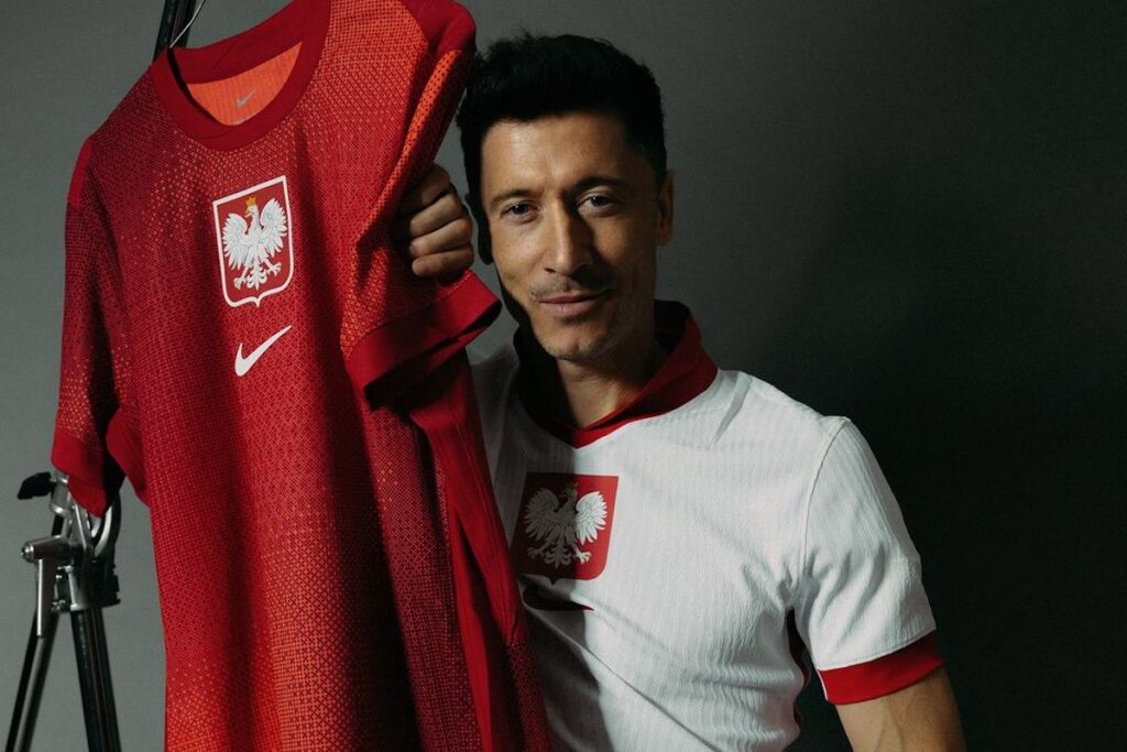 Robert Lewandowski prezentuje nowe koszulki piłkarskiej reprezentacji Polski w piłce nożnej. Ich historia sięga ponad 100 lat