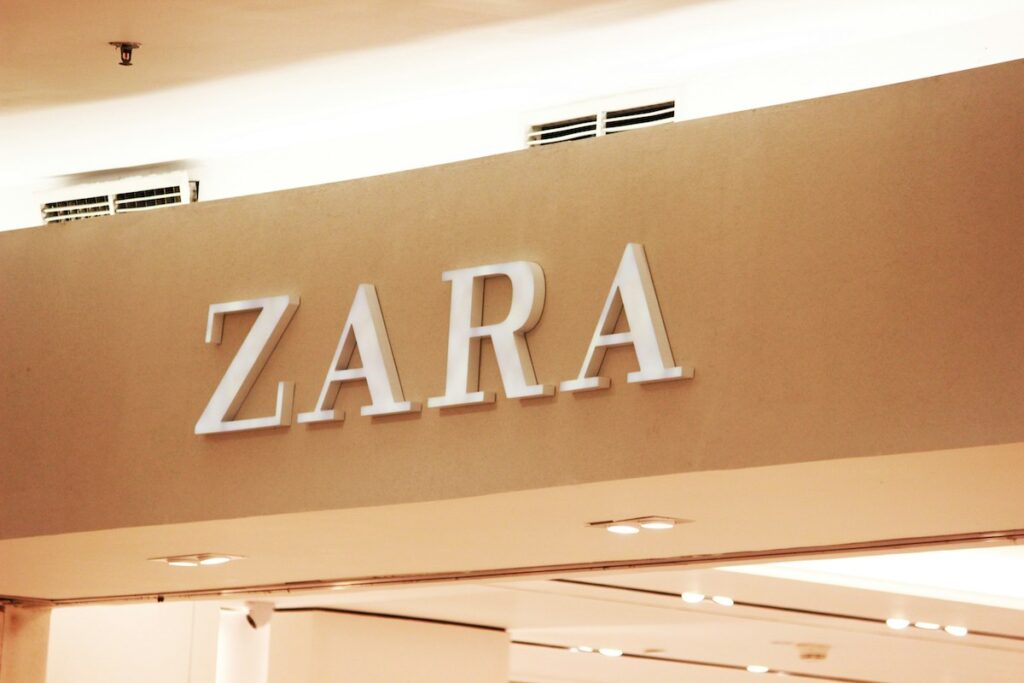 Zara szyld sklepu stacjonarnego sieci hiszpańskiej Inditex