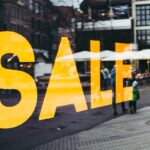 wyprzedaż napis sale na witrynie sklepowej