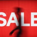 Witryn sklepu napis Sale wyprzedaż letnie obniżki 2024