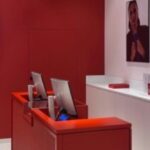 Przestrzeń salonu marki ANIA KRUK w Arkadii. Minimalizm. Połączenie dwóch kolorów - czerwieni i bieli.