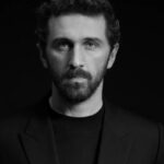Bliski kadr. Zdjęcie czarno-białe. Zbliżenie na twarz nowego dyrektora kreatywnego marki Blumarine