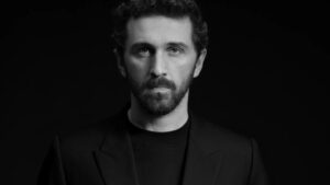 Bliski kadr. Zdjęcie czarno-białe. Zbliżenie na twarz nowego dyrektora kreatywnego marki Blumarine