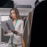 oferty pracy w modzie dziewczyna pracująca w modzie trzymająca w ręce projekt