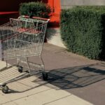 Wózek zakupowy przed supermarketem w niedziela handlowa 2024 sierpień