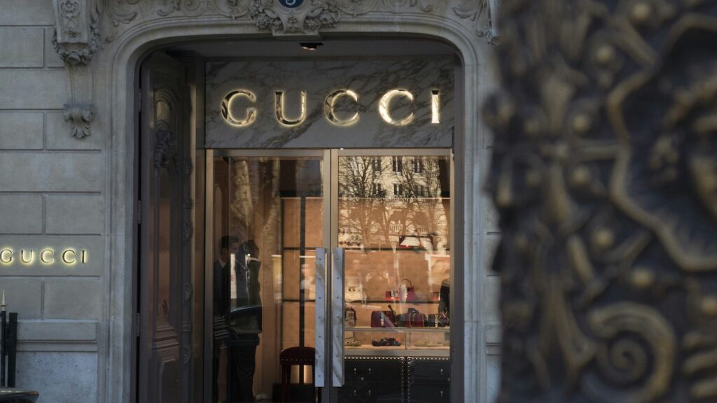 Salon Gucci, marki luksusowej należącej do grupy Kering