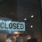 tabliczka closed zamknięty sklep odzieżowy sieci ted baker