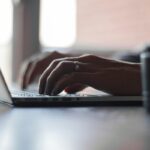 Laptop praca awaria Microsoft problemy z systemami