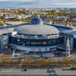 Zdjęcie na panoramę zachodniej części Warszawy. Na pierwszym planie znajduje się ogromne centrum handlowe Blue City