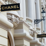 Chanel butik szyldy
