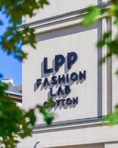 Logo LPP Fashion Lab Cotton na białej ścianie budynku