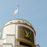 LVMH logo na budynku. LVMH to koncern, którego prezesem jest Bernard Arnault.