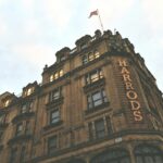 Harrods luksusowy dom handlowy w Londynie. Ponad 20 pracownic miało być ofiarami byłego właściciela Harrodsa.