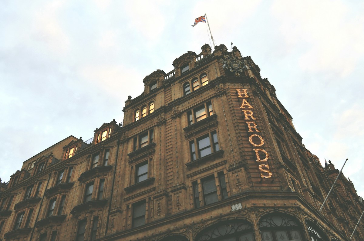 Harrods luksusowy dom handlowy w Londynie. Ponad 20 pracownic miało być ofiarami byłego właściciela Harrodsa.