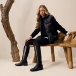 Damskie buty na zimę. Blondwłosa modelka prezentuje czarne buty marki Wojas.