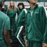 Puma x Netflix. Kolaboracja, której efekty widzimy na zdjęciu. Czwórka modeli ubrana w zielone dresy nawiązujące do serialu Squid Game.