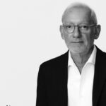 Isak Andic, założyciel Mango, nie żyje. Na zdjęciu hiszpański przdsiębiorca, siwy mężczyzna w koszuli i czarnej marynarce.