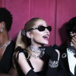 Świąteczne kampanie marek modowych 2024. Kampania Swarovski z Arianą Grande.