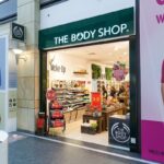 The Body Shop zamyka sklepy w Polsce. Sklep The Body Shop w centrum handlowym z dużym szyldem nad wejściem, oferujący kosmetyki i produkty do pielęgnacji ciała. Wewnątrz widoczne półki z produktami i oznaczenia promocyjne.