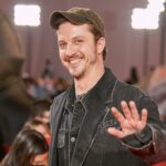 Glenn Martens nowym dyrektorem kreatywnym Maison Margiela. Na zdjęciu Martens ubrany w denimową kurtkę i czapkę z daszkiem podczas pokazu Diesel.