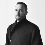 Kim Jones żegna się z domem mody Dior. Kim Jones na czarno-białym portrecie.