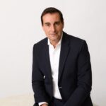 Tony Ruiz, CEO i nowy prezes zarządu hiszpańskiej sieci Mango. Na zdjęciu Tony Ruiz ubrany w białą koszulę i czarną marynarkę.