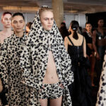 Piotrek Panszczyk odchodzi z marki Area. Zdjęcie przedstawia modelki na backstage'u pokazu mody marki Area w trakcie pokazu kolekcji wiosna-lato 2024.
