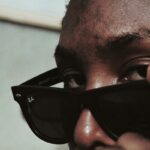 A$AP Rocky dyrektorem kreatywnym Ray-Ban. Zdjęcie przedstawia zbliżenie na twarz czarnoskórego mężczyzny w klasycznych okularach Ray-Ban.