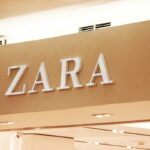 Kamień z Zary. Zdjęcie przedstawia szyld sklepu Zara.