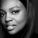 Pat McGrath. Czarno-białe zdjęcie makijażystki, która stoi za linią kosmetyków La Beauté Louis Vuitton.