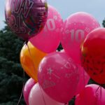 Życzenia urodzinowe - jak dobrać do solenizanta. Na zdjęciu różowe urodzinowe balony.