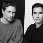 Jack McCollough i Lazaro Hernandez, twórcy Proenza Schouler, przechodzą do Loewe. Zdjęcie przedstawia portret dwóch projektantów, którzy zastąpią Jonathana Andersona.